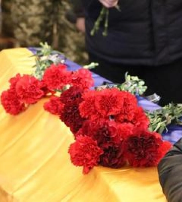 У Полтаві прощаються з трьома захисниками України