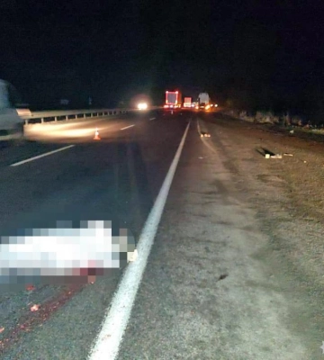 У Рівненському районі смертельна ДТП: вантажівка наїхала на чоловіка, який лежав на дорозі