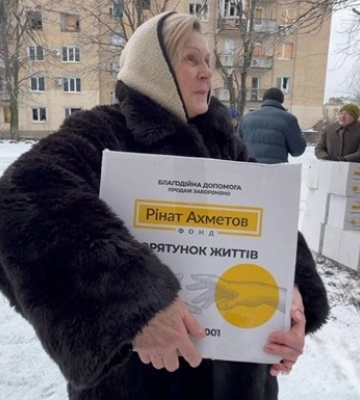 Помощь на линии фронта: жители Красногоровки получили продуктовые наборы от Фонда Рината Ахметова