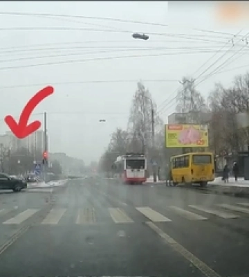 Як волинські водії ігнорують червоний сигнал світлофора (Відео)
