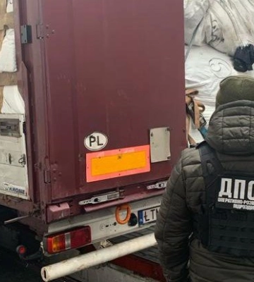 Львівські прикордонники виявили у вантажівці киянина 14 600 кілограмів одягу