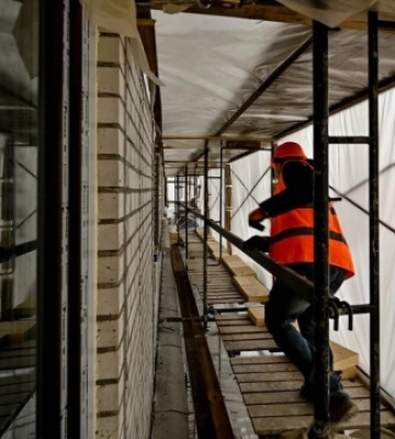 У Запоріжжі відновлюють зруйновану багатоповерхівку, у дворі будують надсучасне укриття