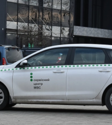 На Львівщині презентували авто для практичних іспитів обладнаний для осіб з інвалідністю