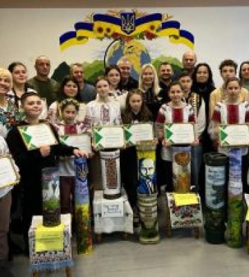 Ліцеїсти розмальовують гільзи і допомагають військовим Ліцеїсти розмальовують гільзи і допомагають військовим