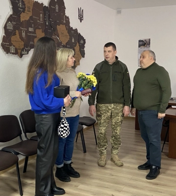 Загинув біля Бахмута: рідним підполковника поліції з Луцького району вручили його посмертну нагороду. Фото