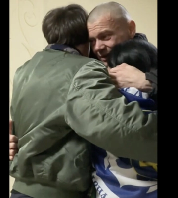 Міцні обійми та сльози щастя: зустріч захисників з рідними після полону