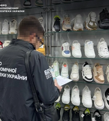 Представники світових брендів поскаржилися на одеситку, яка продавала контрафактне взуття
