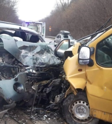 Один загиблий та восьмеро травмованих внаслідок автозіткнення на Львівщині – правоохоронці встановлюють обставини події