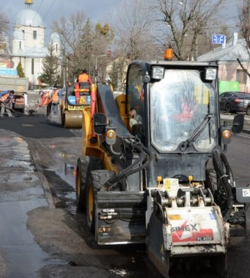 У Львові місцями латають ями