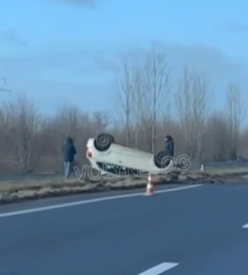 Бус перекинувся на дах: на Волині через слизьку дорогу сталося дві ДТП. Відео