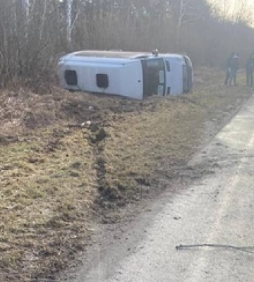 На Волині рейсовий автобус з пасажирами злетів у кювет і перекинувся 