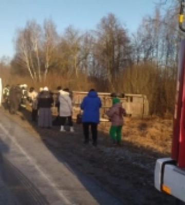 Бус перекинувся на дах: на Волині через слизьку дорогу сталося дві ДТП. Відео
