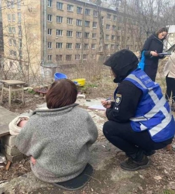 Дитина з нори: суд відібрав сина у жінки з Кривого Рогу, яка жила з ним у київській землянці