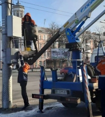 У Полтаві на світлофори встановлюють блоки безперебійного живлення