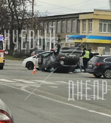 У Дніпрі сталася серйозна ДТП з перевернутою автівкою: є постраждалі