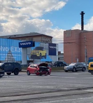 У Дніпрі внаслідок ДТП одна з автівок перевернулася на дах: є постраждалі