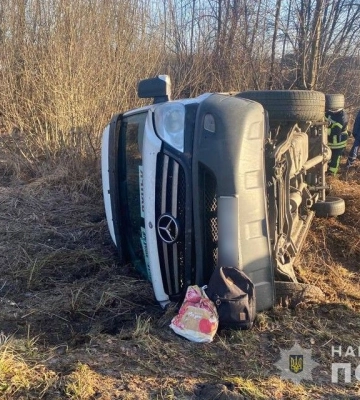 На Волині рейсовий автобус злетів у кювет, постраждала жінка