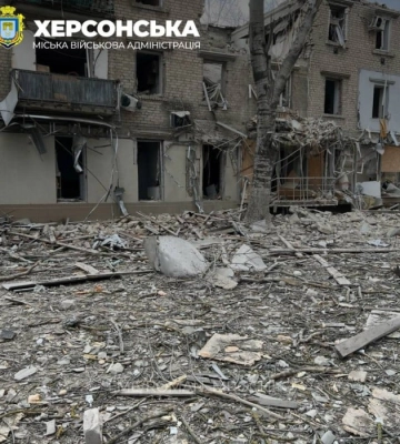Російська авіація вдарила по Херсону, поранено жінку