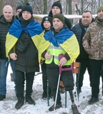 На Кіровоградщині ветеран пройшов марафон на протезі і зібрав близько ₴100 тисяч для ЗСУ