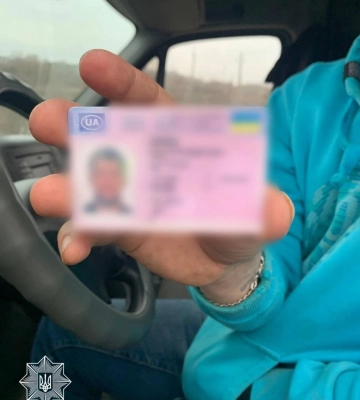 Купив через інтернет: на Рівненщині у водія виявили посвідчення з ознаками підробки