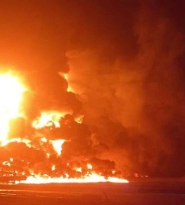 У Волгограді після атаки дрону спалахнув НПЗ