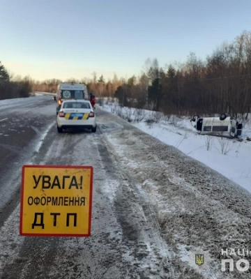Подробиці автопригоди на Шосткинщині, в якій перекинувся мікроавтобус та травмувалися люди