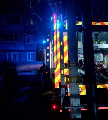 Евакуювали 15 осіб та врятували чоловіка і жінку: на Волині горіла квартира у багатоповерхівці