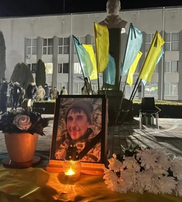 Десятки людей у Корці прийшли прощатися з полеглим воїном при світлі ліхтарів (ФОТО)