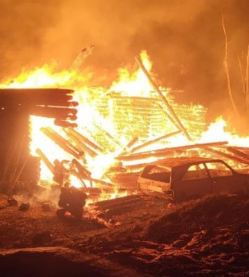 На Рівненщині масштабна пожежа знищила дві господарські будівлі, котельню та автомобіль