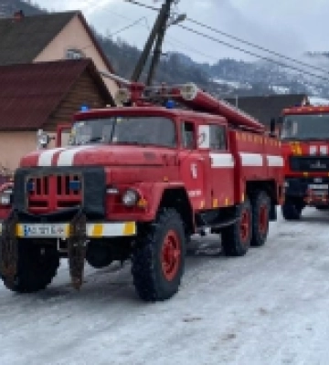На Хустщині рятувальники під час пожежі вберегли надвірну споруду
