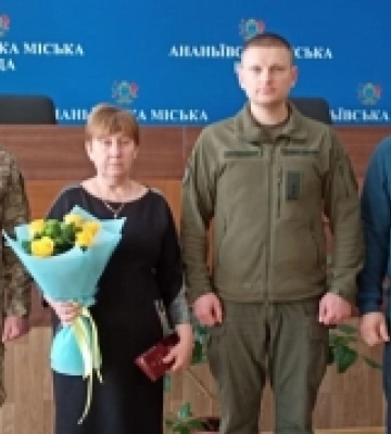 Матері полеглого воїна з Одещини вручили відзнаку сина