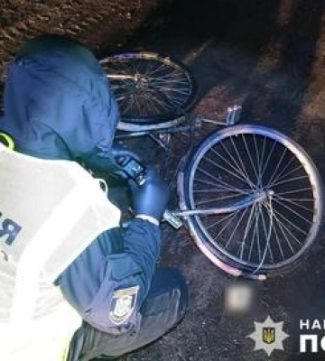На Полтавщині легковик збив велосипедиста і втік з місця події