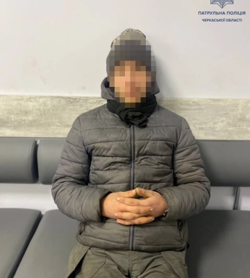 Черкаський патрульний у свій вихідний виявив чоловіка, який був у розшуку