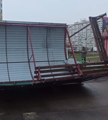 В Киеве ветер снес остановку общественного транспорта 