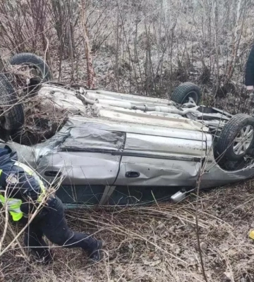 На Франківщині автомобіль злетів з дороги та перекинувся: водія деблокували рятувальники