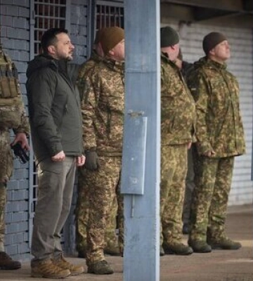 Володимир Зеленський відвідав центр підготовки військових на Дніпропетровщині та вручив нагороди