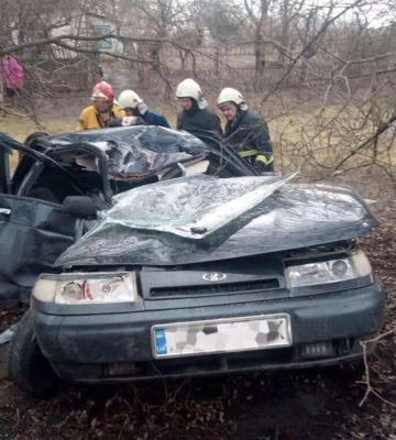 У Дніпропетровській області «ВАЗ» врізався в дерево: водія діставали з авто рятувальники