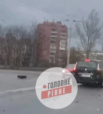 Маршрутка у Рівному втратила колесо посеред дороги