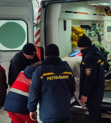 У Тернополі рятувальники визволяли із зачиненої квартири жінку, у якої стався інсульт