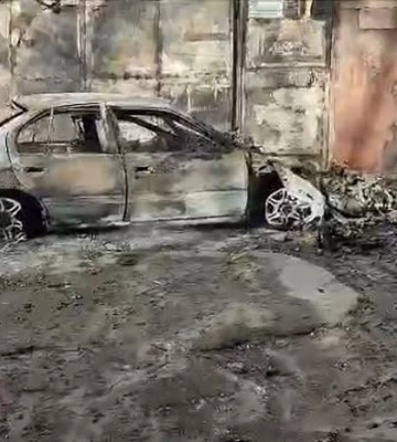 Двоє чоловіків згоріли в автівці: росіяни вдарили по Херсону з лівобережжя Дніпра (відео)