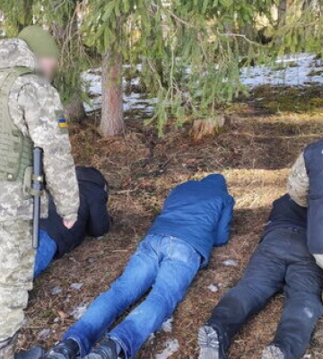 На Буковине пограничники с выстрелами задержали троих мужчин, планировавших незаконно добраться до Румынии