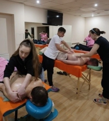 У Харкові студенти у вільний час вчаться надавати фізіотерапевтичну допомогу військовим
