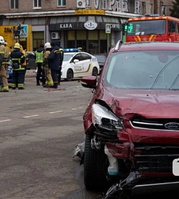 В Кривом Роге на 96 квартале столкнулись 2 автомобиля