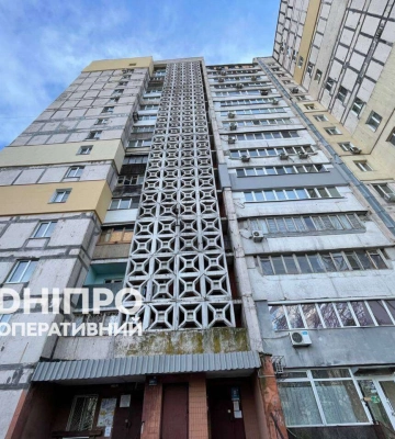 В Днепре на улице Шепарда заменили окна и двери, поврежденные во время ракетной атаки