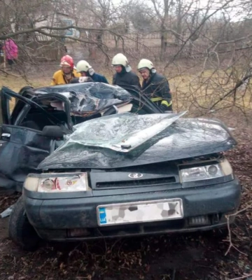 На Дніпропетровщині надзвичайники деблокували водія з понівеченого авто