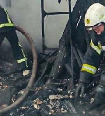 На Волині вогнеборці три години долали пожежу в господарській споруді 
