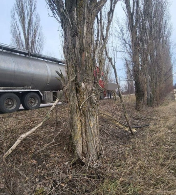 Черкаські патрульні виявили вантажівку, яка незаконно зливала речовину в ґрунт