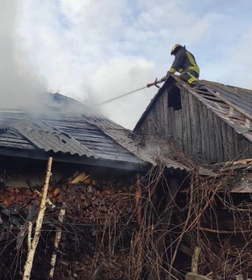 Гасили три години: на Волині горіла господарська будівля