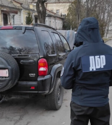 На Миколаївщині затримали військового, який хотів продати передані для ЗСУ автівки