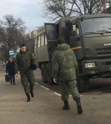 РФ намагається відновити втрати у Криму: особовий склад окупантів регулярно привозять до Джанкоя